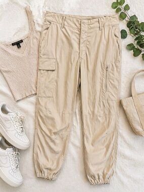 Athleta Trekkie Utility Cargo Pants Size 8 Beige Hiking Travel Jogger